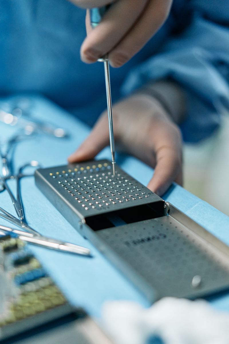 THTクリニックの手術室の様子。清潔で整った環境で、医師とスタッフが髪の移植手術を行っている。